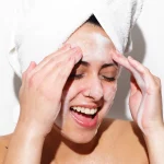 THE BALM Nettoyant moussant pour le visage à l'huile d'arbre de Moringa – Image 2