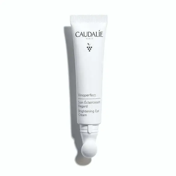 _0000_9198-329_vp_eye_ouvert_avion_2_us CAUDALIE Vinoperfect Crème Contour des Yeux Illuminatrice Anticernes avec Niacinamide – Image 1