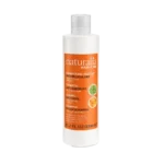Le shampooing traitant anti-pelliculaire Naturalia Hair-Care est spécialement formulé pour éliminer efficacement les pellicules tout en respectant l’équilibre naturel du cuir chevelu. Enrichi en bardane reconnue pour ses propriétés purifiantes et en orange aux vertus tonifiantes, il aide à : Réduire visiblement les pellicules Apaiser les démangeaisons du cuir chevelu Réguler l’excès de sébum Apporter fraîcheur et légèreté aux cheveux Convient à tous types de cheveux. Usage fréquent possible. Contenance : 300 ml (10.2 FL.OZ)