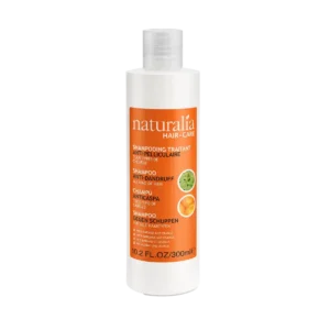 Le shampooing traitant anti-pelliculaire Naturalia Hair-Care est spécialement formulé pour éliminer efficacement les pellicules tout en respectant l’équilibre naturel du cuir chevelu. Enrichi en bardane reconnue pour ses propriétés purifiantes et en orange aux vertus tonifiantes, il aide à : Réduire visiblement les pellicules Apaiser les démangeaisons du cuir chevelu Réguler l’excès de sébum Apporter fraîcheur et légèreté aux cheveux Convient à tous types de cheveux. Usage fréquent possible. Contenance : 300 ml (10.2 FL.OZ)